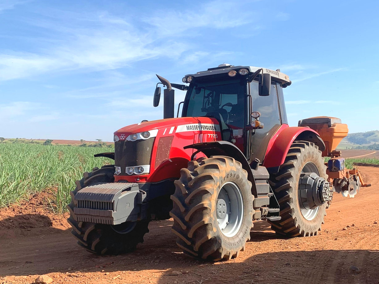 trtor massey freguson vermelho com implemento